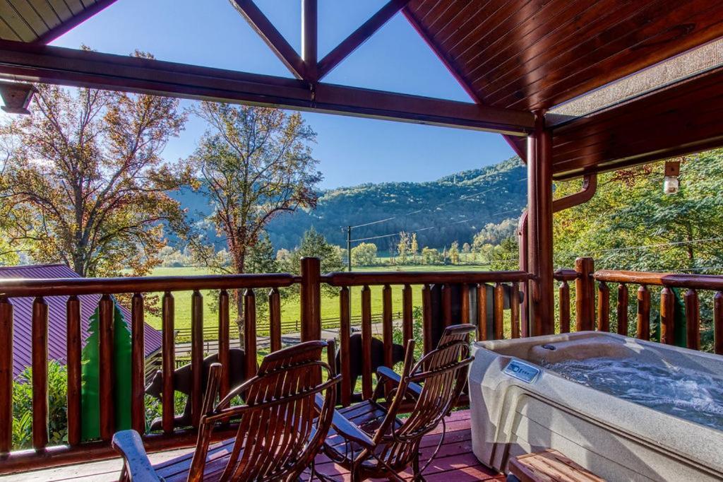 Papa Bear, Hot Tub, Wifi, 1089 Free Tickets Each Paid Day, Dollywood And More Sevierville Luaran gambar